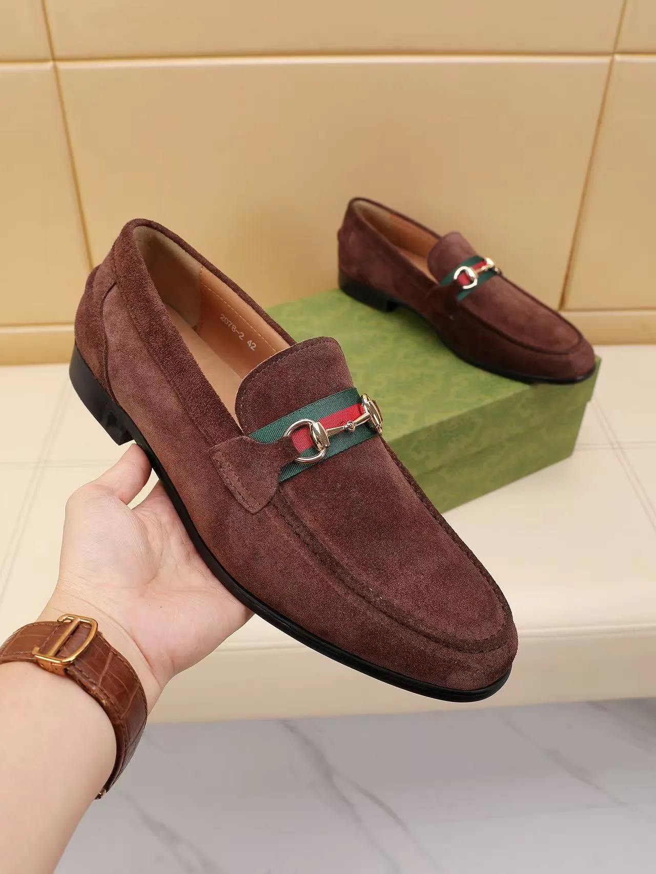Men's men's shoes 💰440 🆘【GUCCI】Gucci ·🐂里· Hot-selling beanie shoes, top brand luxury, top quality, latest fashion beanie shoes.. The upper is made of original high mercerized smooth cow suede. (Full top-layer water-dyed 🐂 leather and lining). The original stylish and stylish soft rubber wear-resistant and non-slip outsole is light and comfortable on the foot, available in 3 colors! Matching code: 39-45 (38.46. Customized)